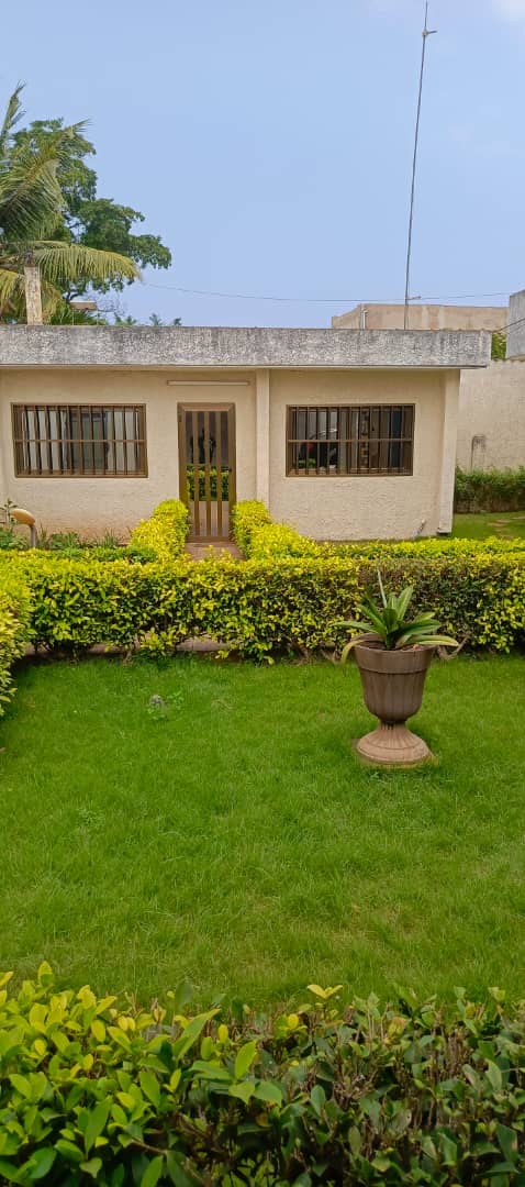 À VENDRE – Villa de 8 Pièces à Casablanca (50m du goudron) | 175.000.000 FCFA
