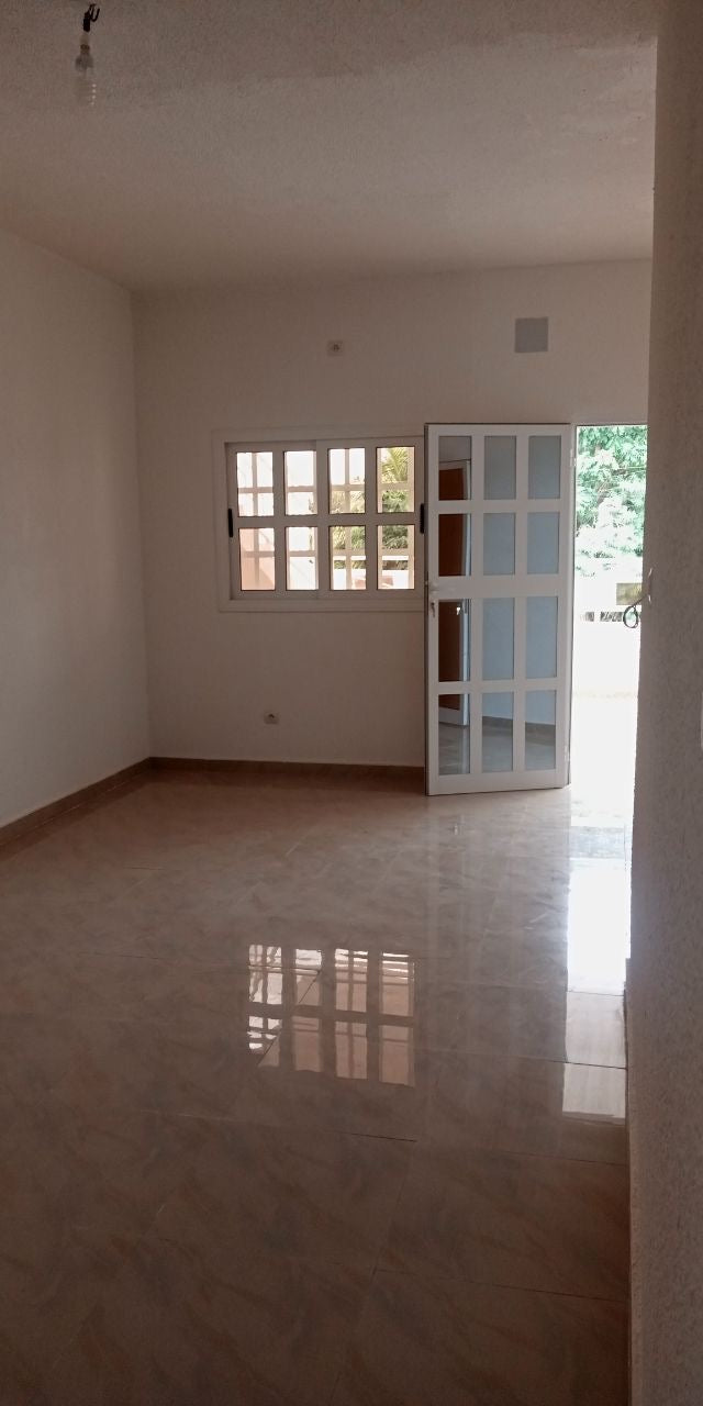 APPARTEMENTS À VENDRE À TOTSI – 5 CHAMBRES + 2 DÉPENDANCES
