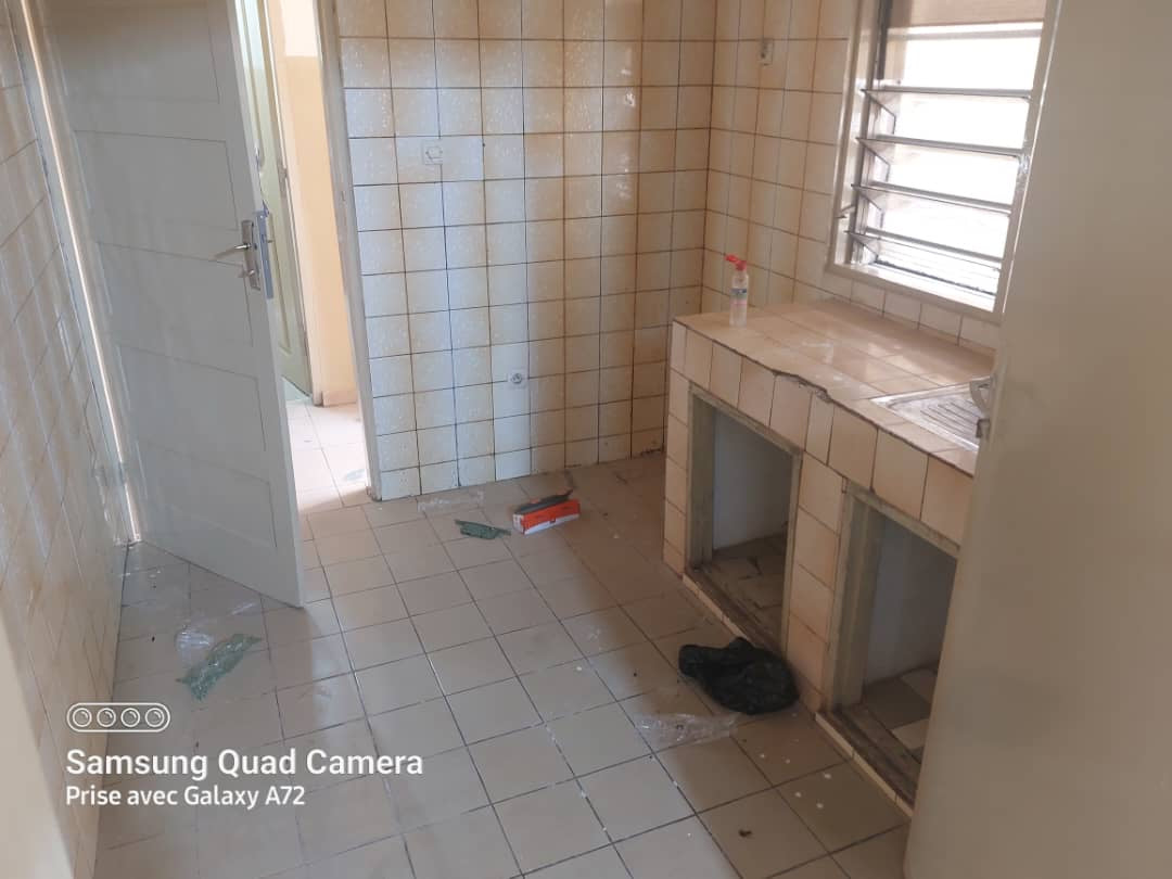 VILLA 4 PIÈCES À VENDRE À AGOÈ ASSIYEYE – DEMI LOT | TITRE FONCIER