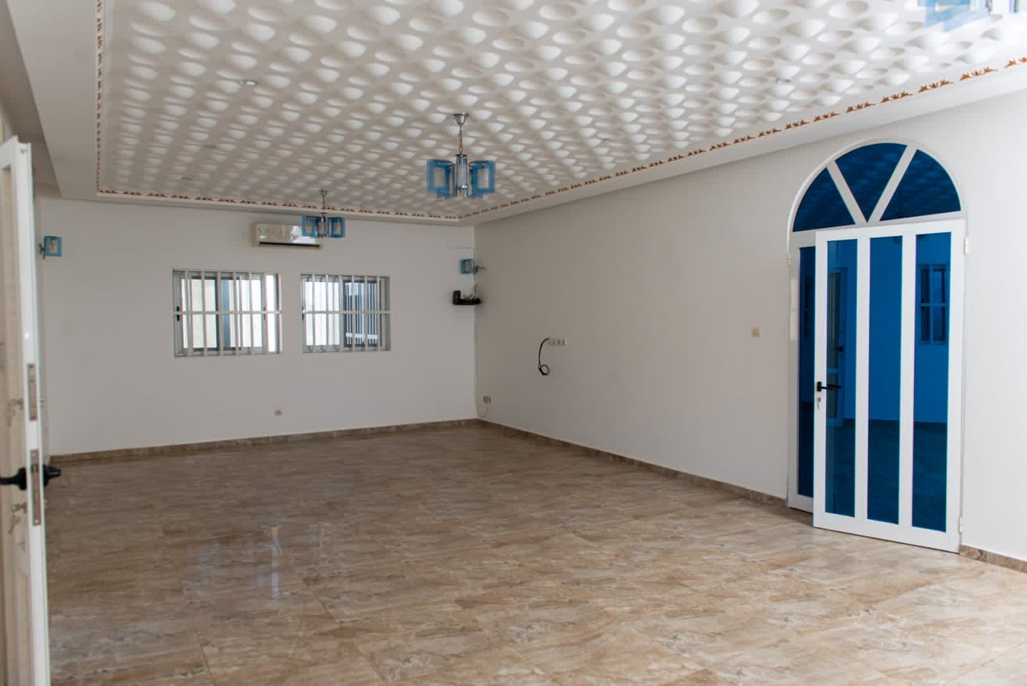 À LOUER – VILLA DE 8 CHAMBRES AVEC JARDIN ET GARAGE À HEDZRANAWOÉ | 1 MILLION FCFA/MOIS