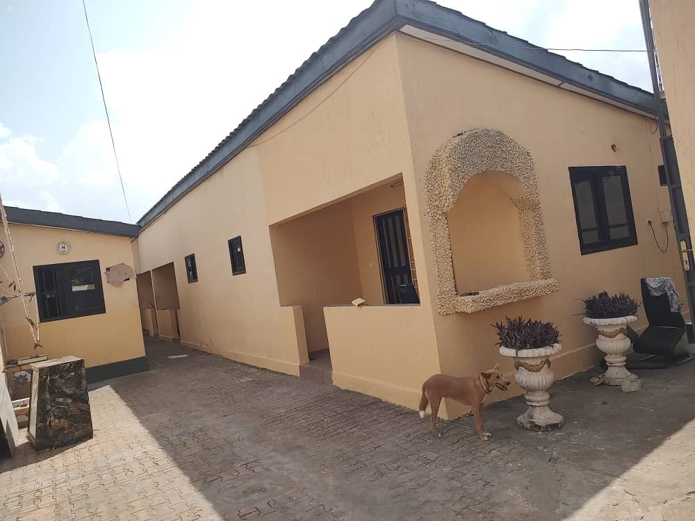 VILLA 7 PIÈCES À VENDRE À ZANGUÉRA – DERRIÈRE LA MADONE – 1/2 LOT