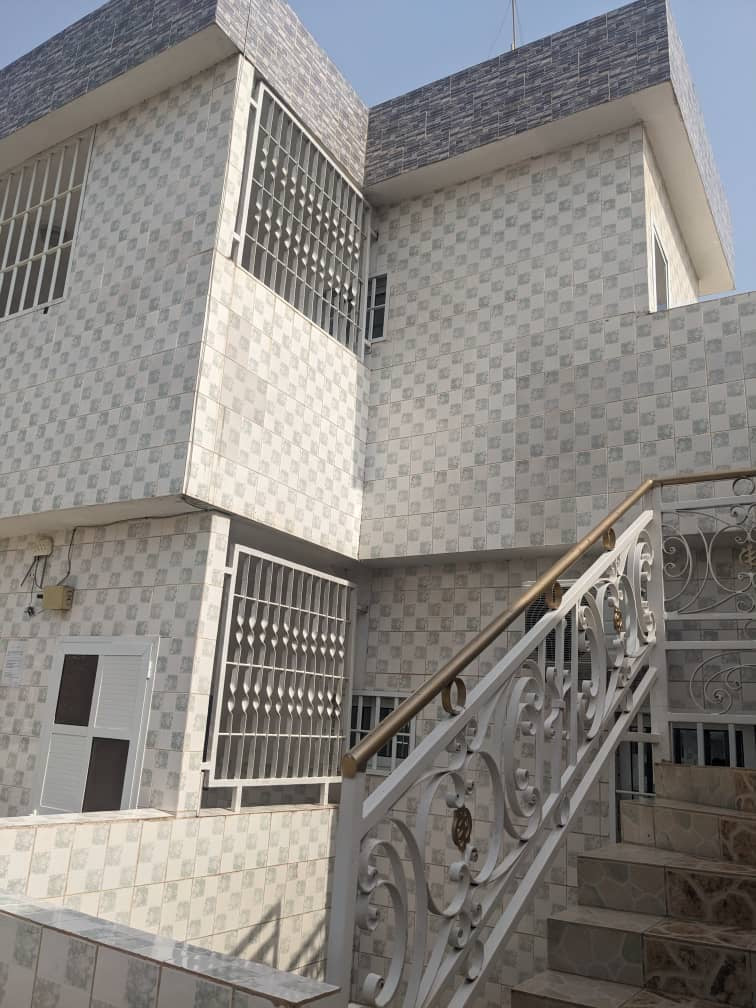 VILLA 8 PIÈCES À VENDRE À TOTSI AU BORD DES PAVÉS – R+2 | TITRE FONCIER