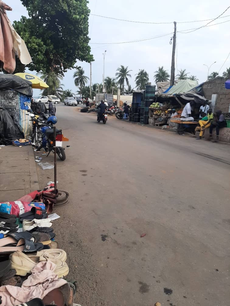 TERRAIN DE 2 LOTS COLLÉS À VENDRE EN PLEIN CŒUR DU GRAND MARCHÉ ASSIGAMÉ – VUE SUR MER ET GOUDRON – 800 MILLIONS – TITRE FONCIER
