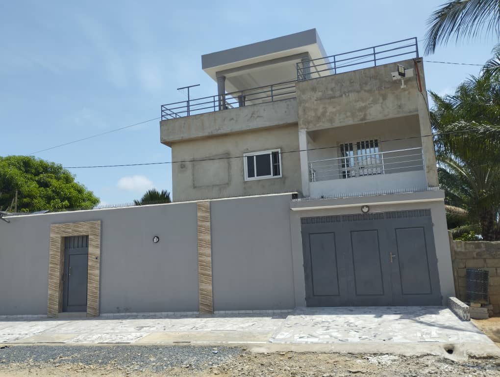 À VENDRE : VILLA DUPLEX DE 5 PIÈCES SUR 300 m² À AGBATA (CÔTÉ NON PLAGE)