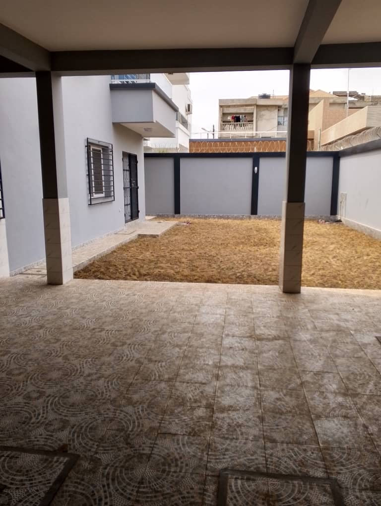 VILLA 7 PIÈCES À VENDRE À AVENOU – 300 m² – TITRE FONCIER