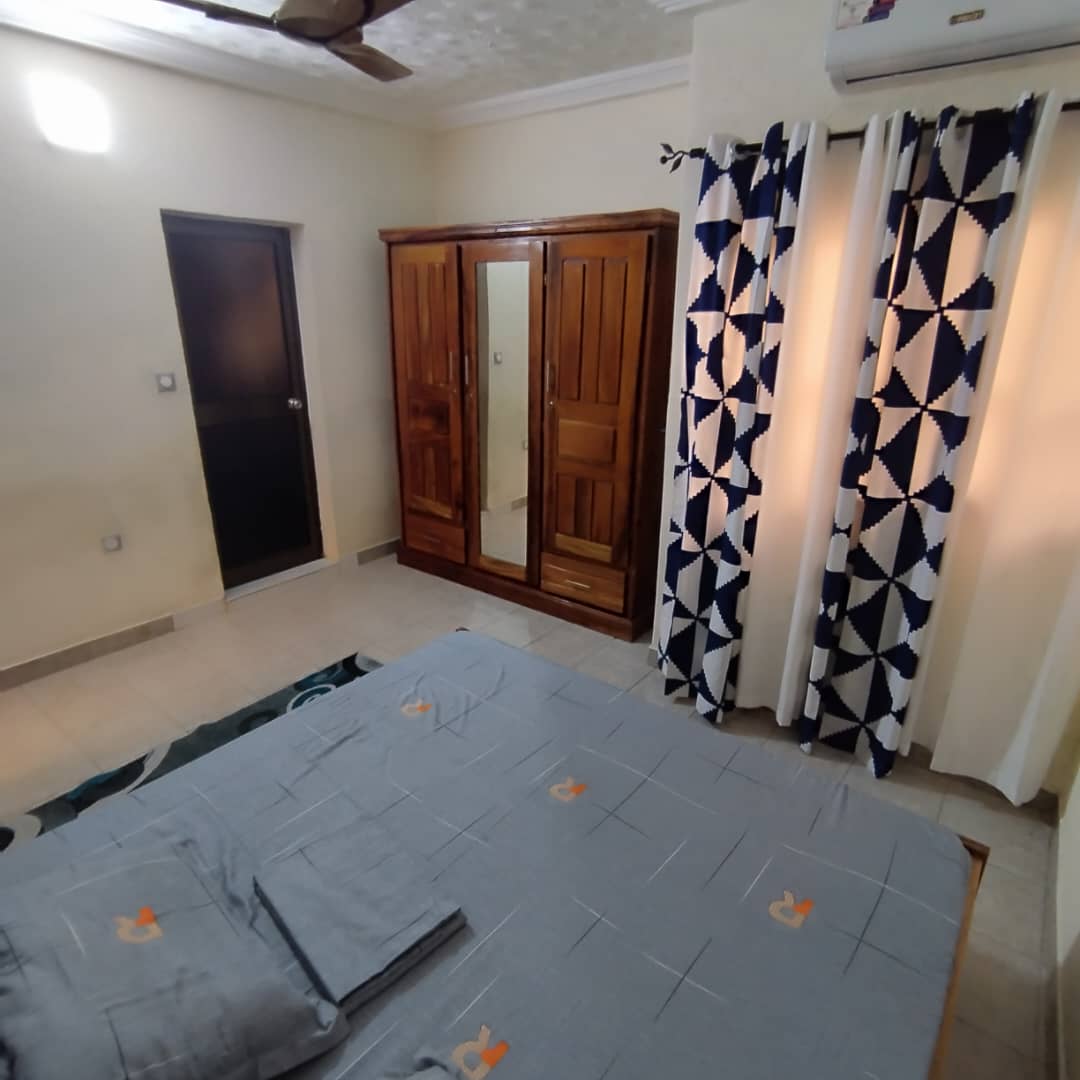 À LOUER – VILLA MEUBLÉE DE 4 PIÈCES AVEC JARDIN À AGOÈ CACAVELI – 500.000F CFA/MOIS