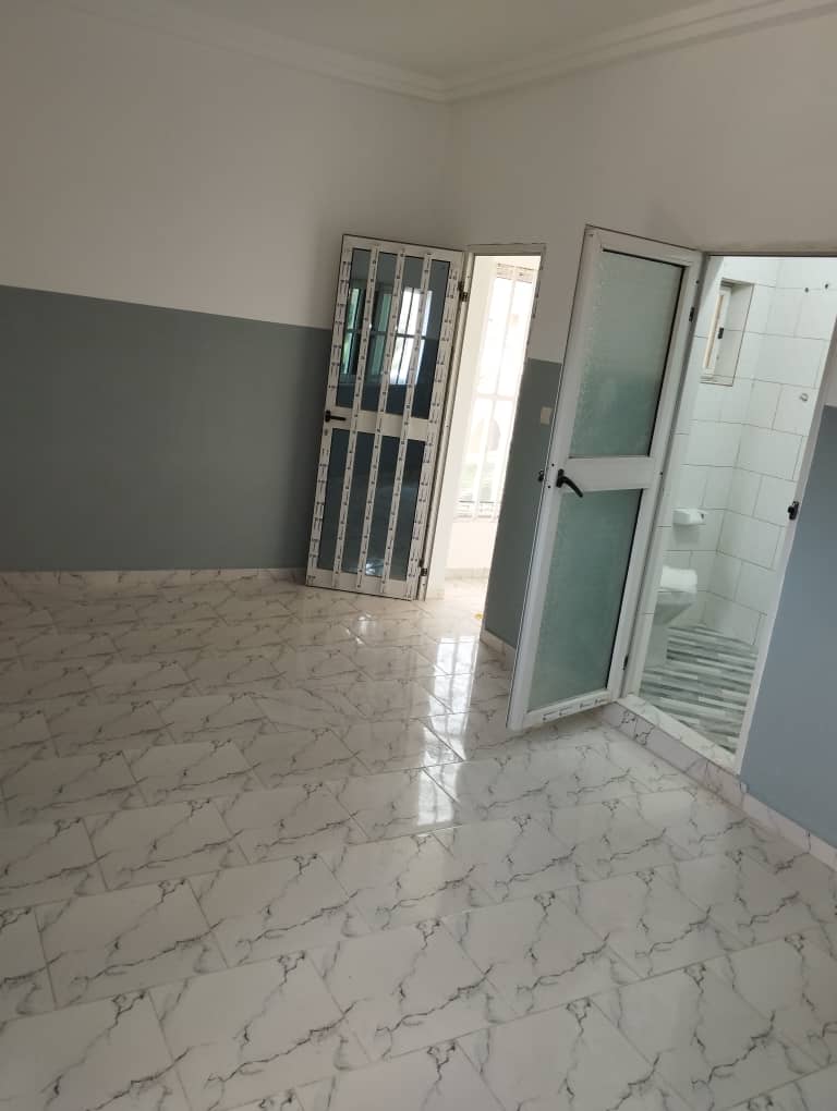 À VENDRE : VILLA DUPLEX DE 5 PIÈCES SUR 300 m² À AGBATA (CÔTÉ NON PLAGE)