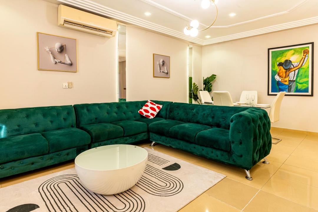 À LOUER – Appartement meublé 2 pièces à Baguida, au bord de la Nationale N°2 | Wi-Fi, Canal+, sécurité | 400.000 FCFA/mois