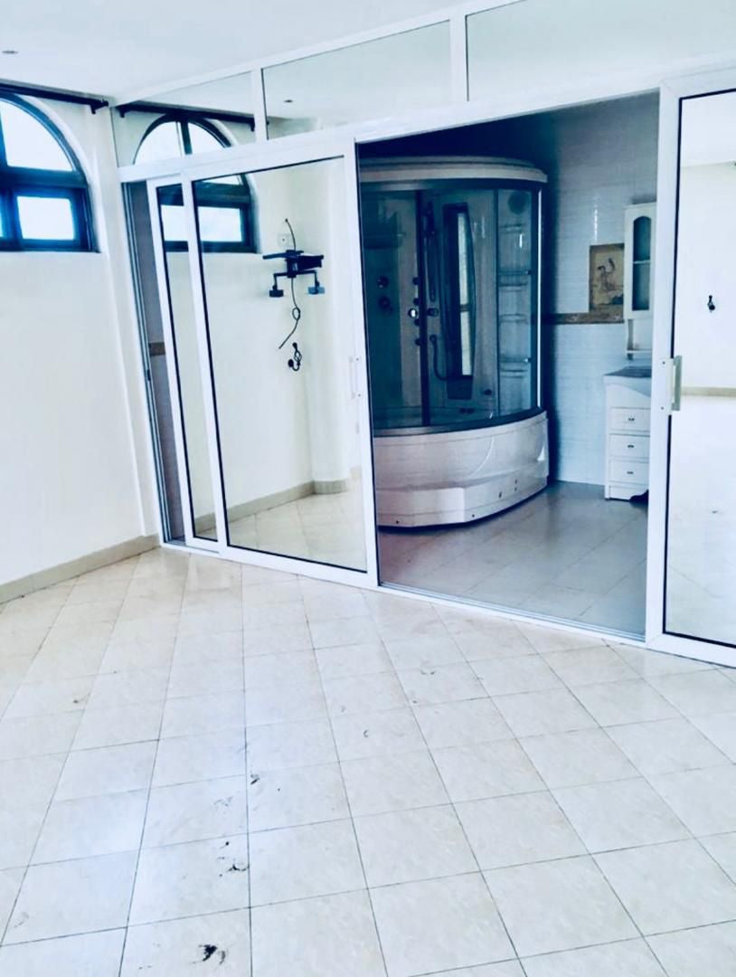 VILLA 8 PIÈCES À VENDRE À NUKAFU – 50M DU GOUDRON – ANGLE DE RUE