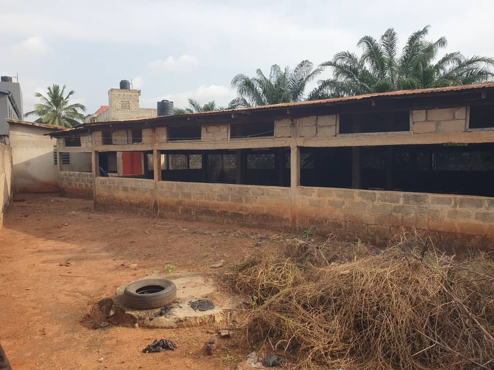 Terrain bâti de 1 lot à vendre à Zanguéra – 25 millions FCFA