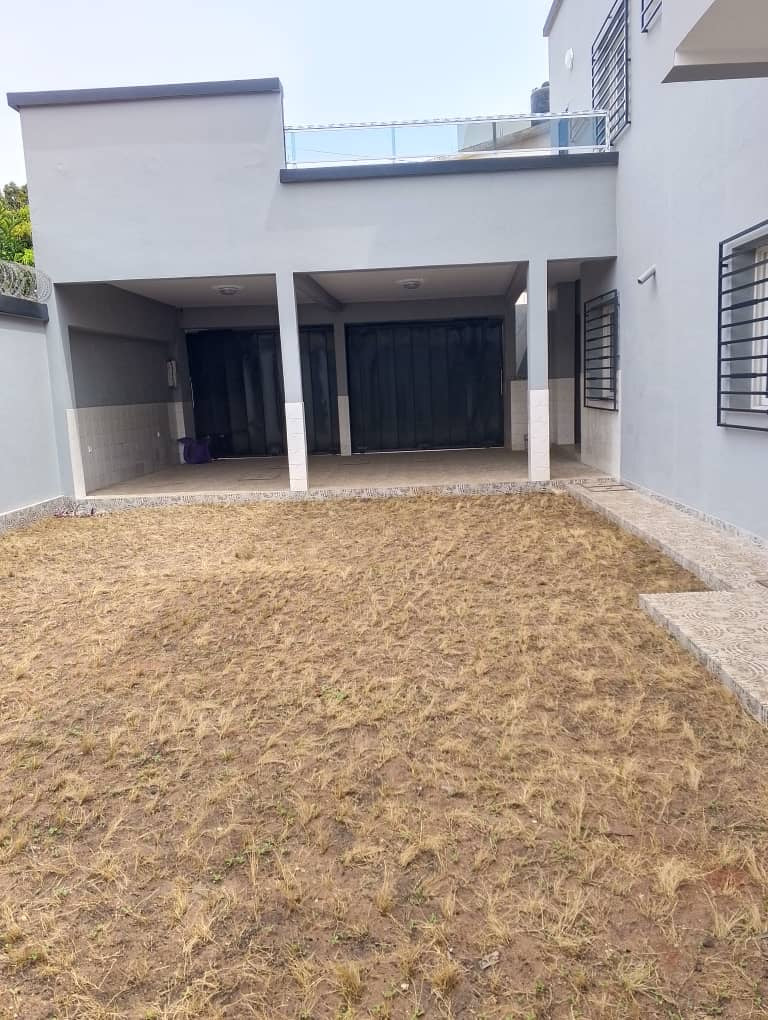 VILLA 7 PIÈCES À VENDRE À AVENOU – 300 m² – TITRE FONCIER