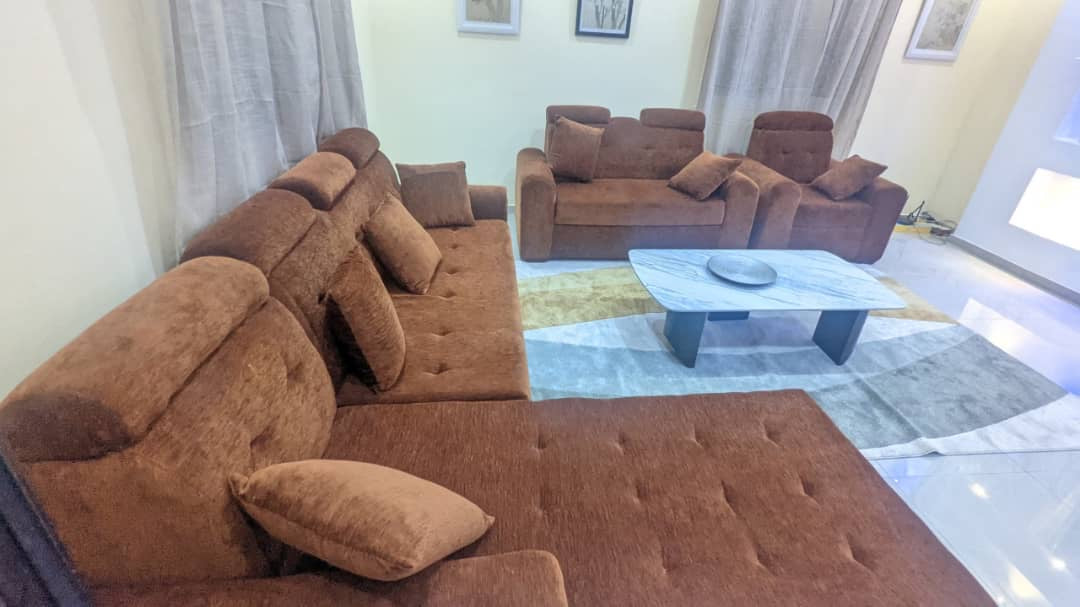 À LOUER – APPARTEMENT MEUBLÉ DE 4 PIÈCES AVEC GARAGE PRIVÉ À ADIDOGOMÉ