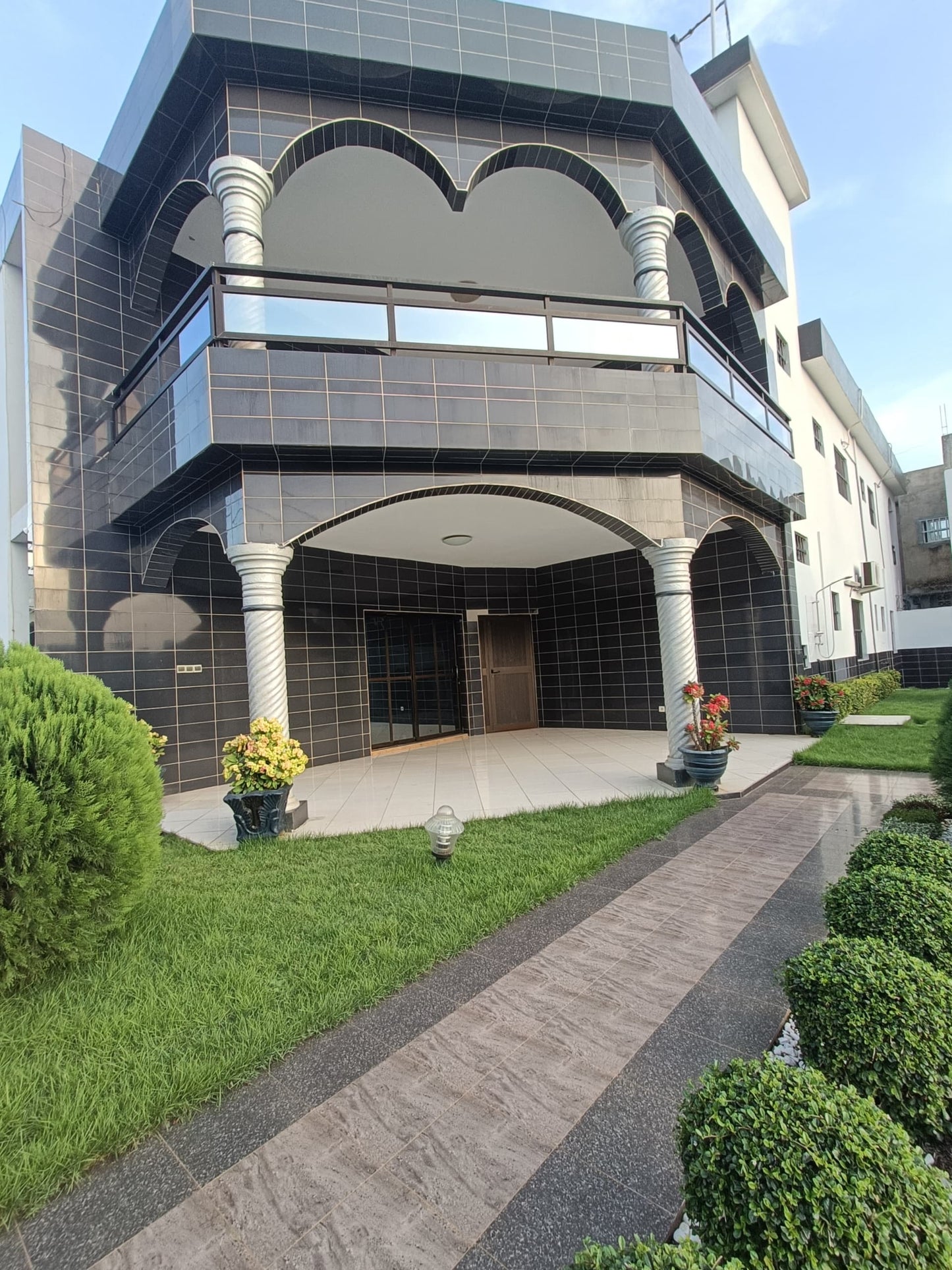 LOCATION VILLA DUPLEX MEUBLÉE À AVENOU (5 CHAMBRES, PISCINE)