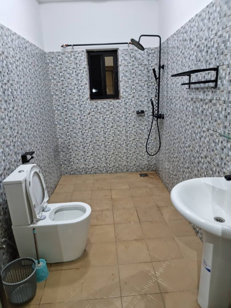 À LOUER – VILLA MEUBLÉE DUPLEX AVEC PISCINE – 6 CHAMBRES, 2 SALONS, 2 CUISINES – AGOÈ RÉSERVE – 1.300.000 F CFA/MOIS