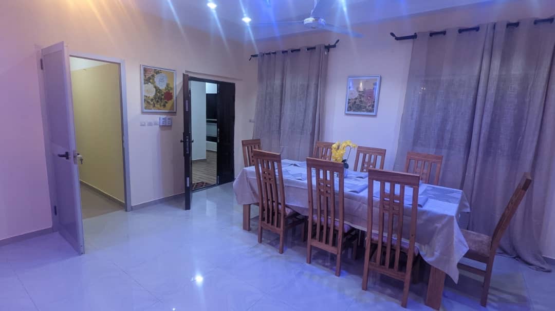 À LOUER – APPARTEMENT MEUBLÉ DE 4 PIÈCES AVEC GARAGE PRIVÉ À ADIDOGOMÉ