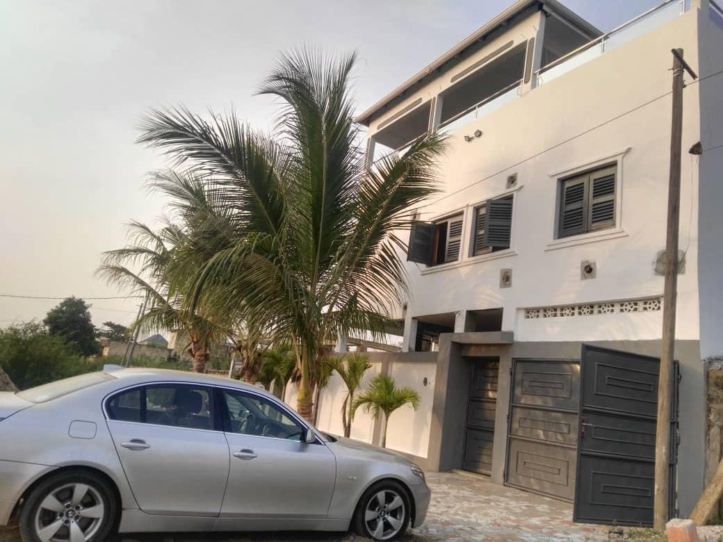 VILLA 18 PIÈCES EN COURS DE FINITION À VENDRE À LOMÉ - AVÉPOZO À 1,5 KM DU GOUDRON