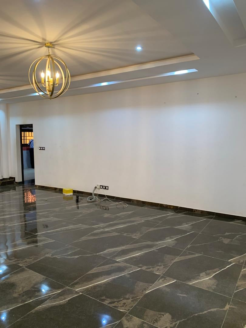 À LOUER – VILLA 07 PIÈCES À AVÉNOU, DERRIÈRE TOTAL | 1 000 000 FCFA/MOIS