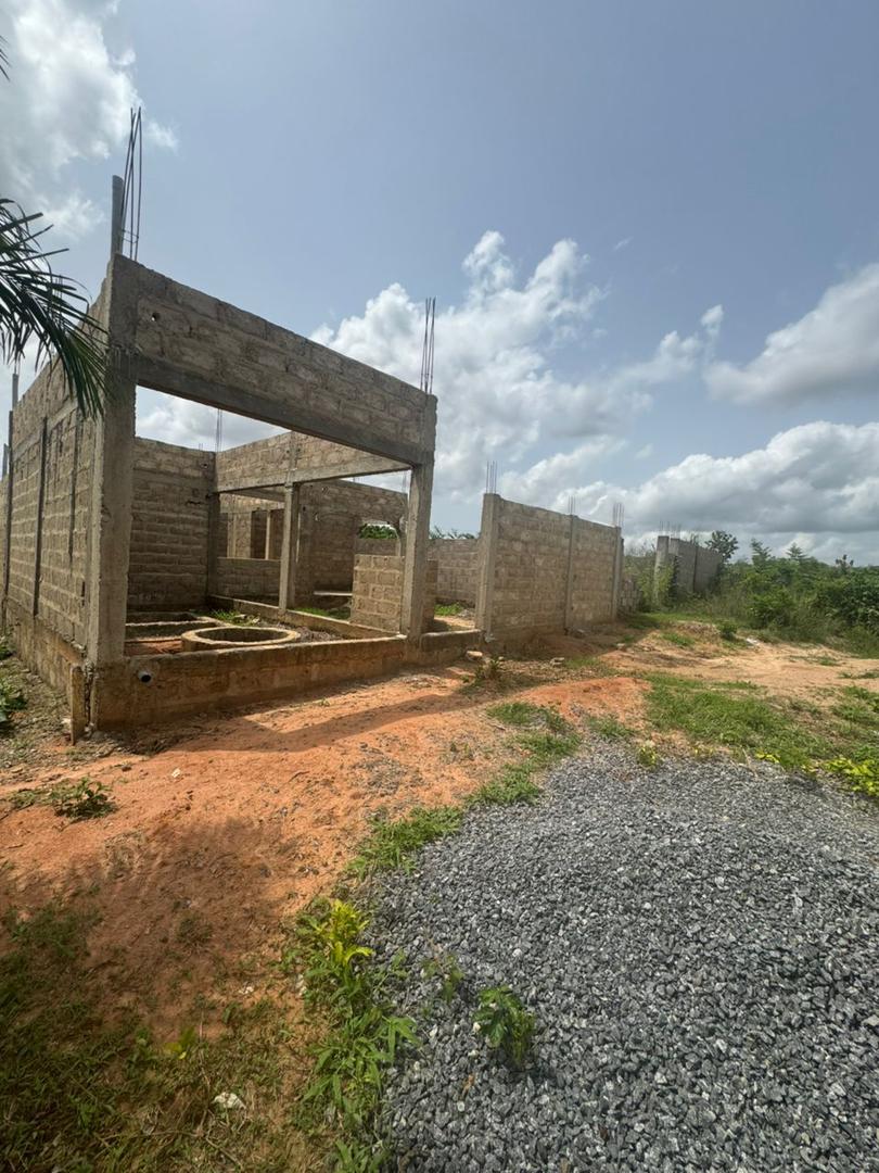 Maison inachevée 3 chambres en vente à Zanguera Akepedo avant péage – 18 millions FCFA