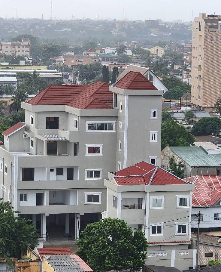 À VENDRE – Villa ou immeuble R+4 de 34 pièces à Kodjoviakopé | 700 m² | Titre foncier | 1,5 milliard FCFA