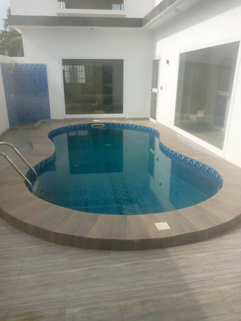 VILLA 6 PIÈCES AVEC PISCINE À VENDRE À DJIDJOLÉ – 600m²