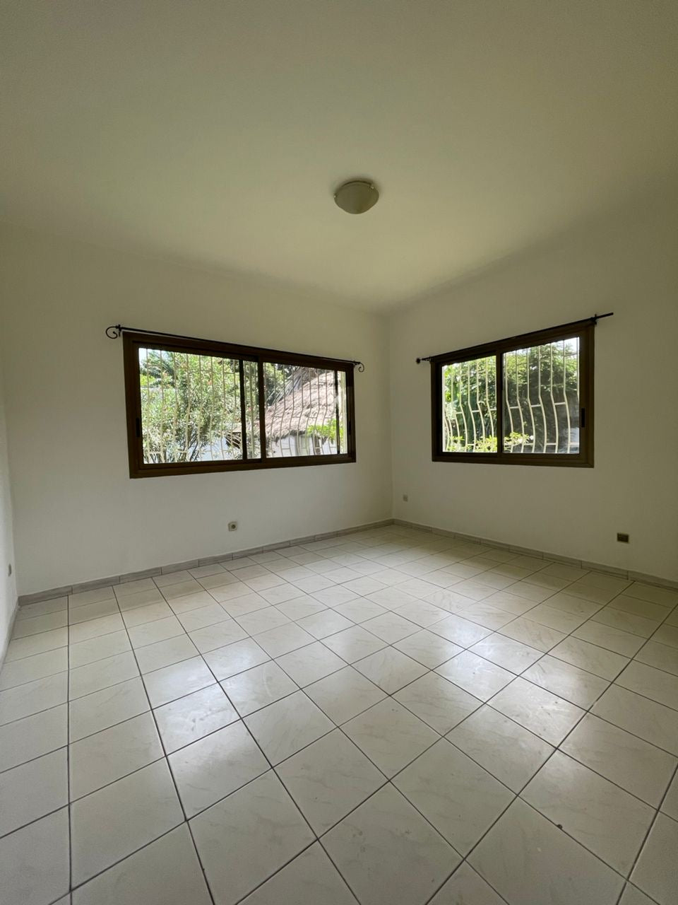 À LOUER – Villa 10 pièces avec piscine sur 900 m² à La Caisse (Résidence du Bénin) | 1.200.000 FCFA/mois