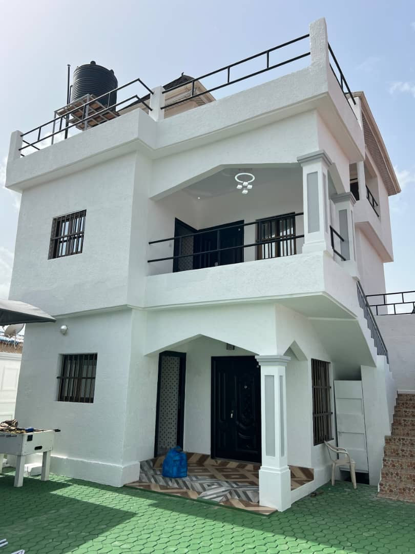 VILLA 6 PIÈCES À VENDRE À ZANGUÉRA KLÉMÉ – 300m²