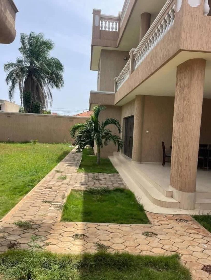 Villa 10 chambres en vente à Nyékonakpoè, Centre-ville de Lomé – 295 millions FCFA