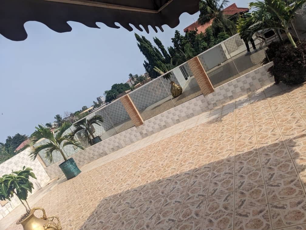 VILLA 8 PIÈCES À VENDRE À TOTSI AU BORD DES PAVÉS – R+2 | TITRE FONCIER