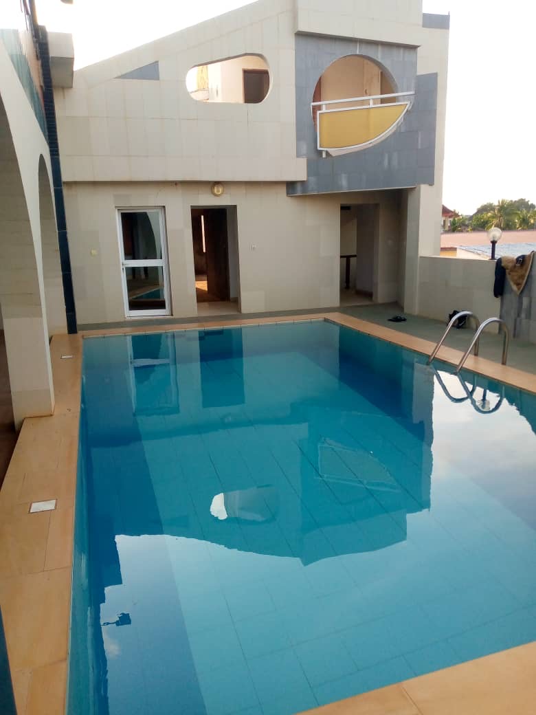 VILLA 7 PIÈCES AVEC PISCINE À VENDRE À AGOÈ CARREFOUR BLEU – 600 m²