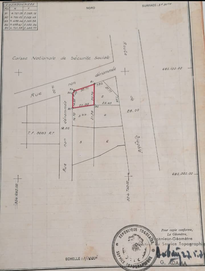 Terrain 3/4 lot en vente en bord du goudron, axe Yem'bla-Mrs Novissi – 195 millions FCFA