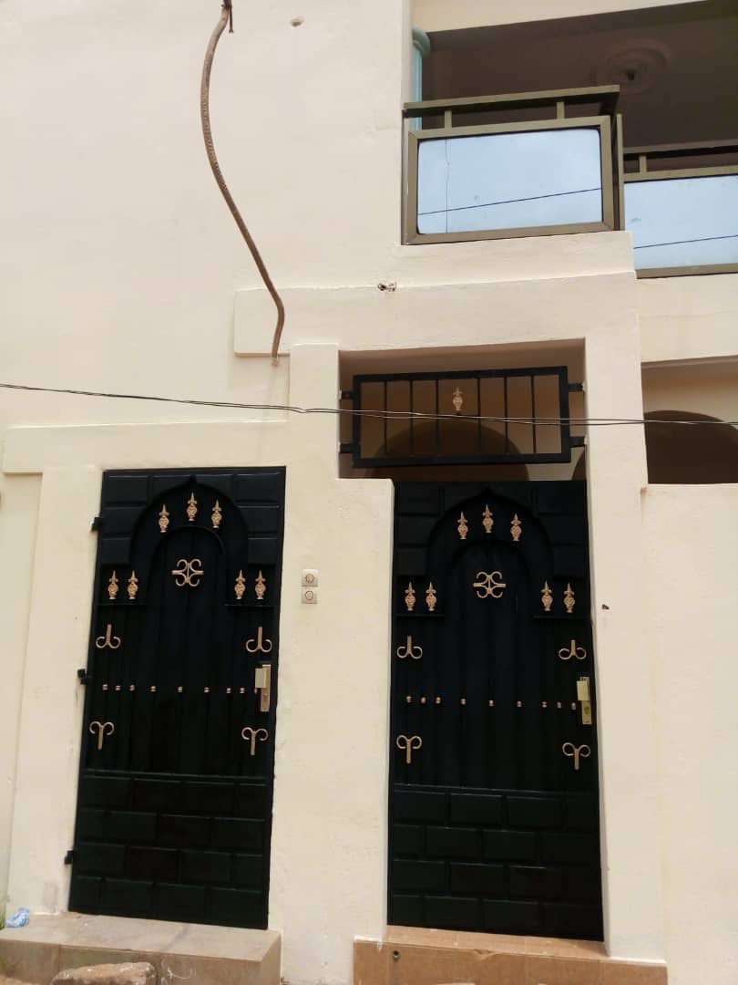 VILLA R+1 DE 10 PIÈCES À VENDRE À ADIDOGOMÉ ASSIYÉYÉ – À 300M DU GOUDRON