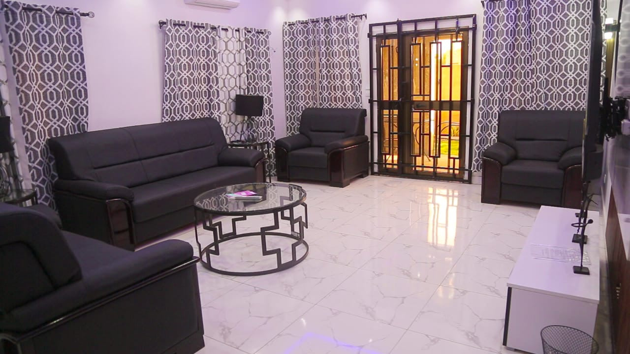 À LOUER – VILLA MEUBLÉ 4 PIÈCES (3 CHAMBRES SALON) À KOHÉ