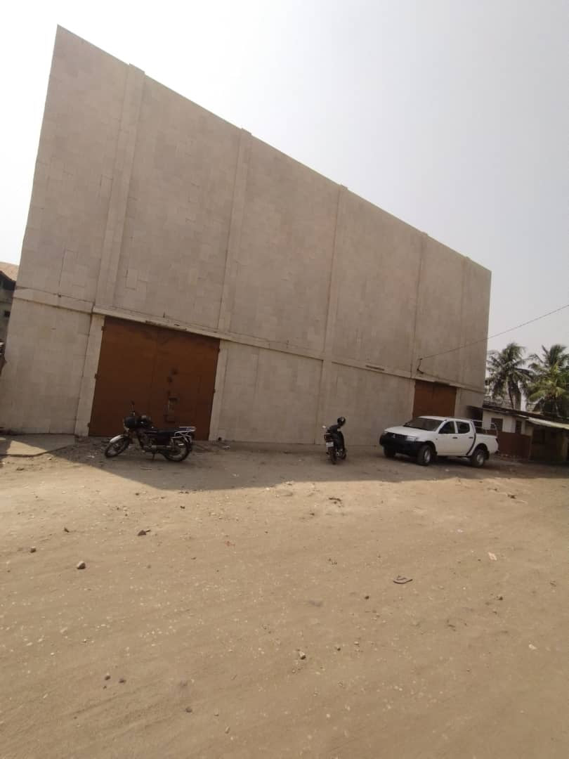 À VENDRE – MAGASIN DE STOCKAGE / ENTREPÔT DUPLEX À BÈ, RUE DE L'OCAM