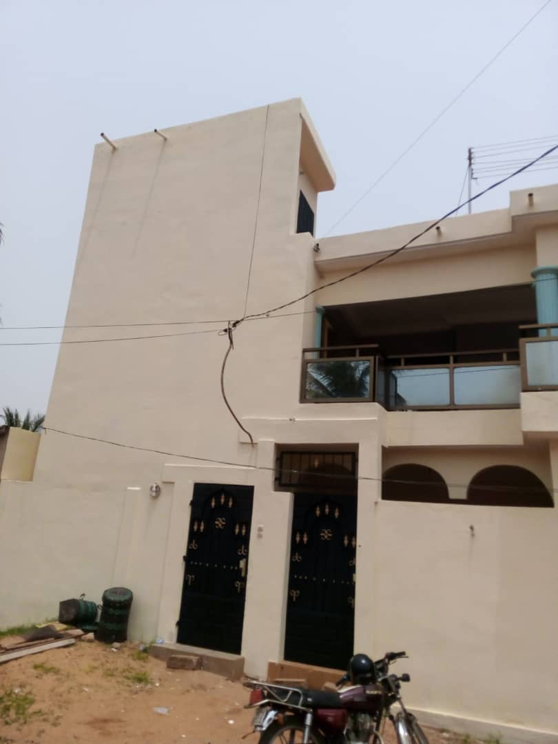 VILLA R+1 DE 10 PIÈCES À VENDRE À ADIDOGOMÉ ASSIYÉYÉ – À 300M DU GOUDRON