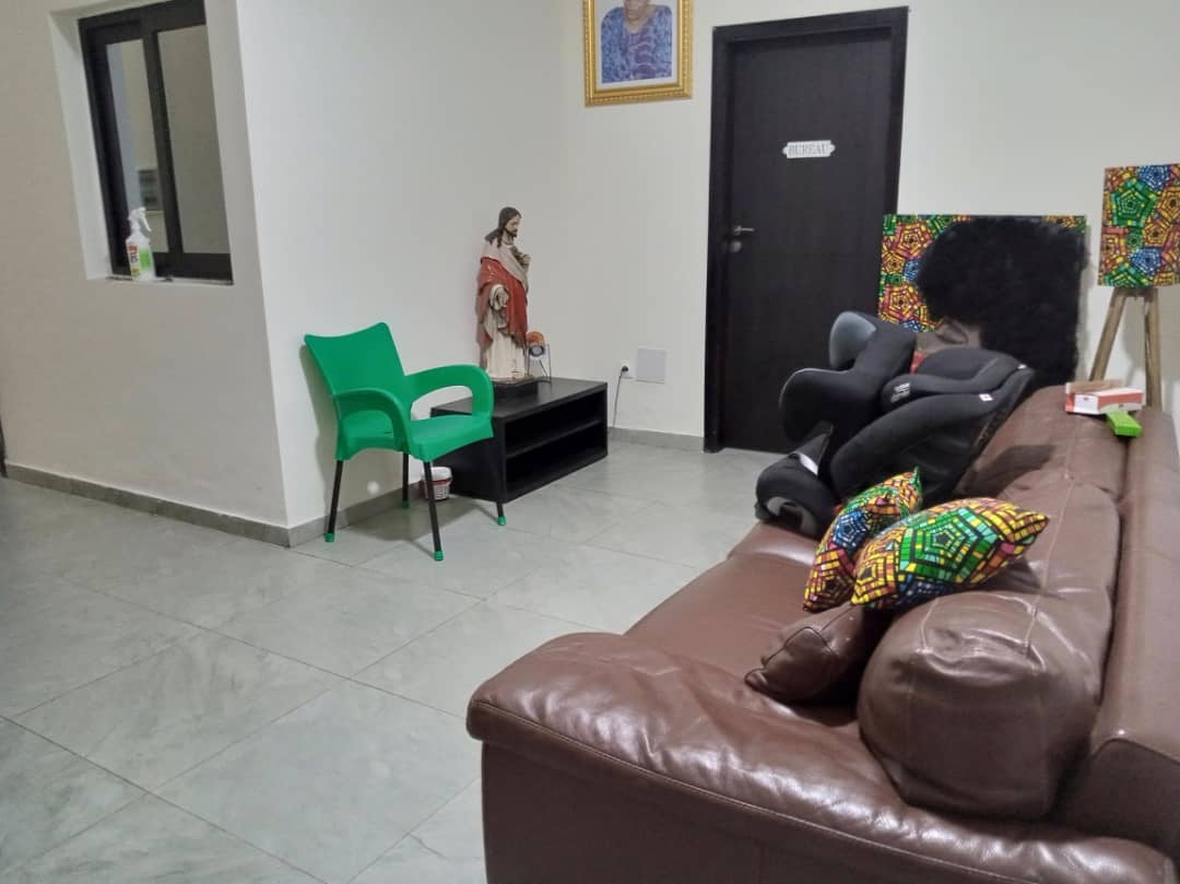 À VENDRE – VILLA DUPLEX MEUBLÉE 9 PIÈCES (7 CHAMBRES, 2 SALONS) À BAGUIDA CITÉ BOAD