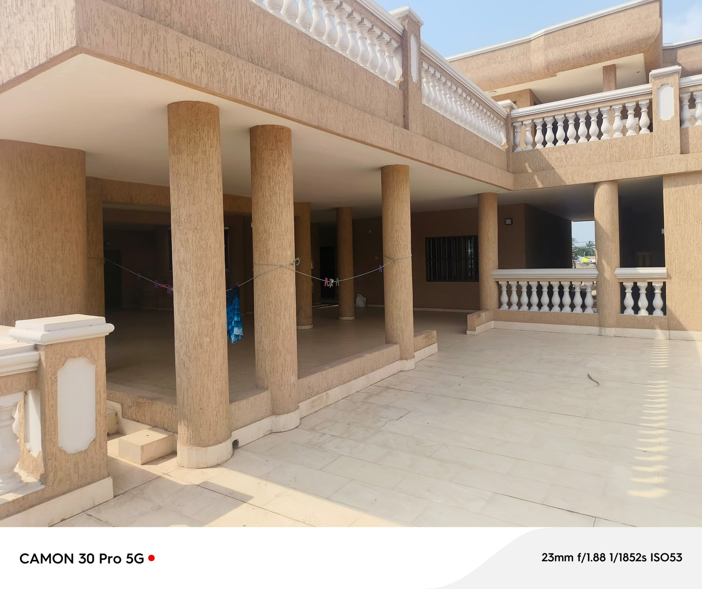 RÉSIDENCE 11 PIÈCES À VENDRE À NYÉKONAKPOÈ – 900 m² | TITRE FONCIER