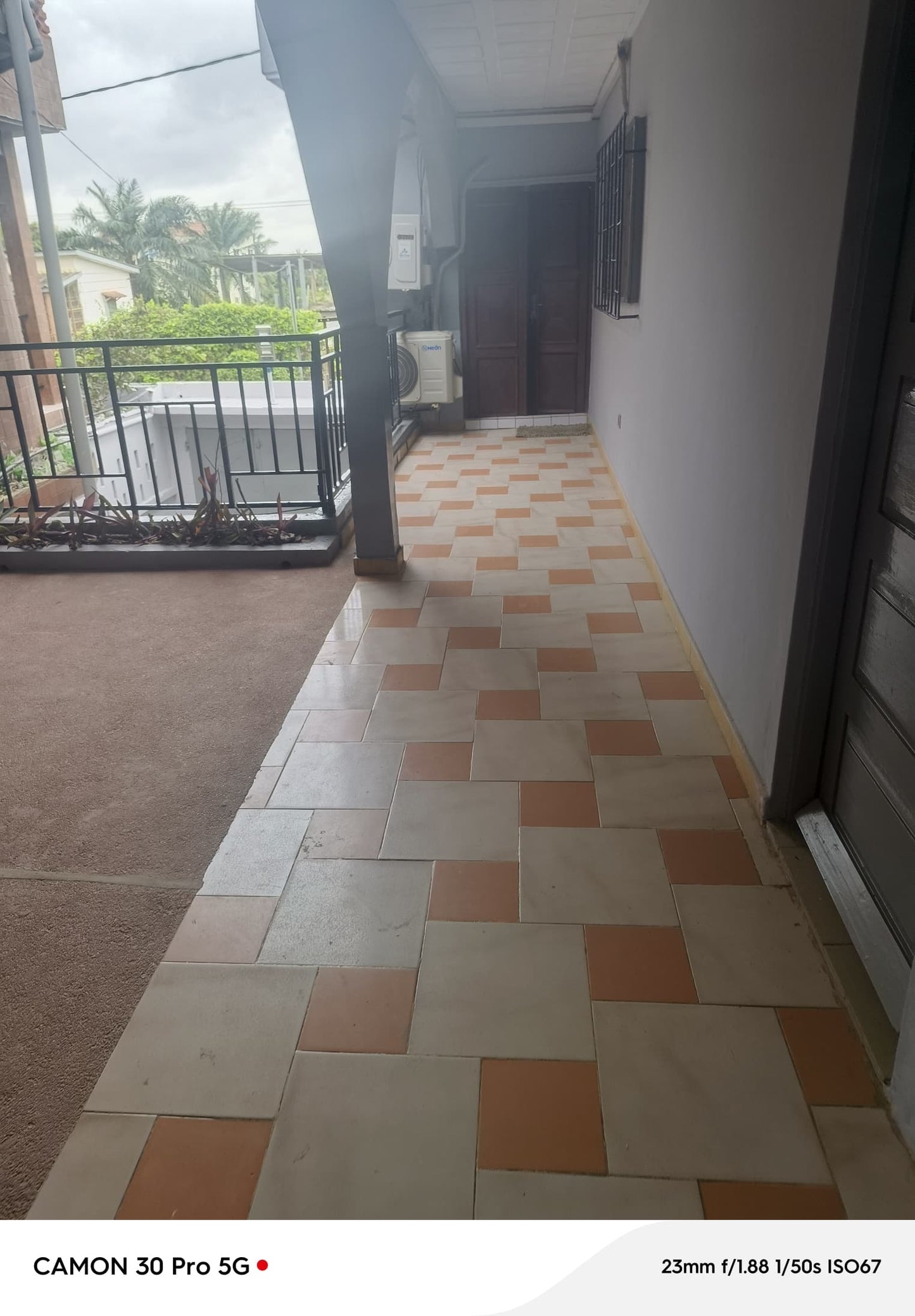 MMEUBLE 19 CHAMBRES À VENDRE À TOKOIN PROTESTANT – 100M DU GOUDRON | TITRE FONCIER