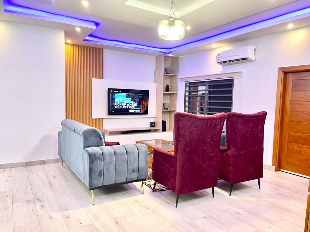 À LOUER – VILLA MEUBLÉE DE 4 PIÈCES À AGOÈ SOGBOSSITO (ANOKUI) – 450.000 FCFA/MOIS