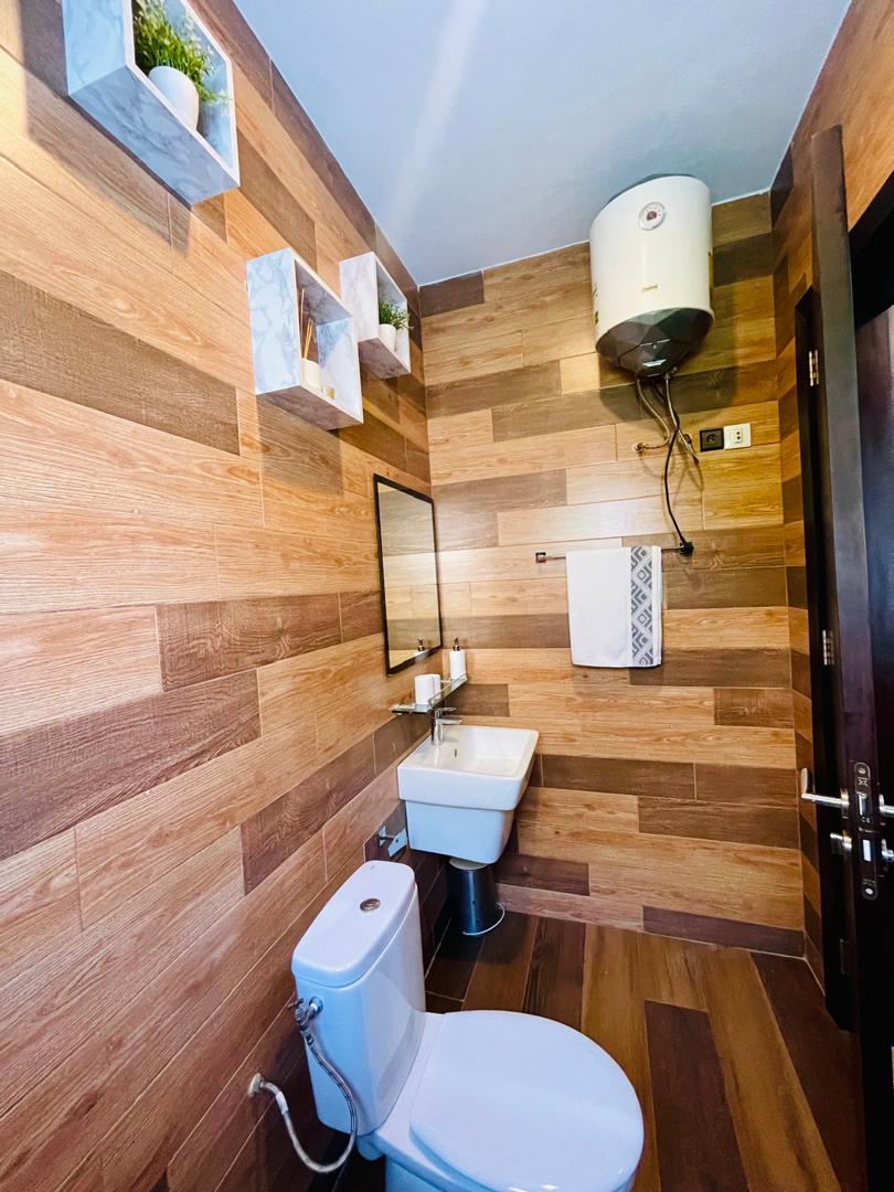 À LOUER : VILLA DUPLEX MEUBLÉ (3 CHAMBRES, BUREAU, GARAGE 2 VOITURES)