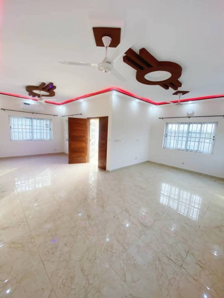 VILLA DUPLEX À VENDRE À AGOÈ – 6 CHAMBRES, 2 SALONS – 55 MILLIONS (FRAIS INCLUS)