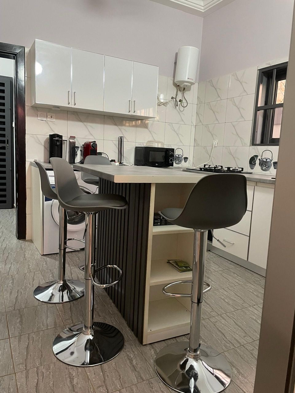 À LOUER – VILLA DUPLEX MEUBLÉE 3 PIÈCES (2 CHAMBRES SALON) À VAKPOSSITO