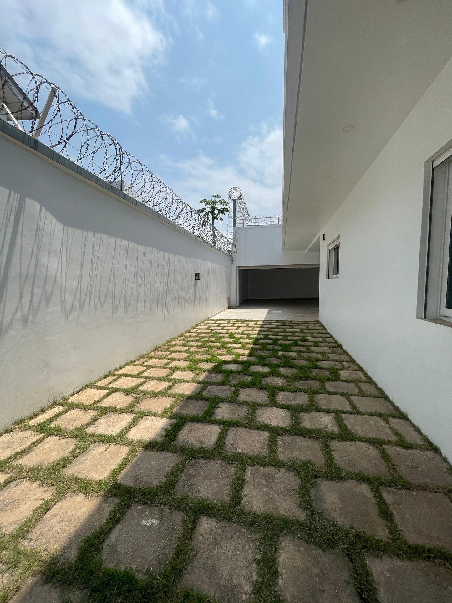 VILLA 5 CHAMBRES AVEC PISCINE À LOUER À LOMÉ - KODJOVIAKOPÉ (MEUBLÉE & NON MEUBLÉE)