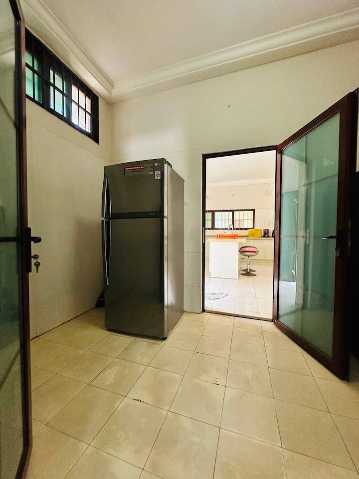 À LOUER – VILLA MEUBLÉE DUPLEX DE 8 PIÈCES AVEC PISCINE À AVEPOZO – 2 500 000 F CFA/MOIS OU 200 000 F/JOUR