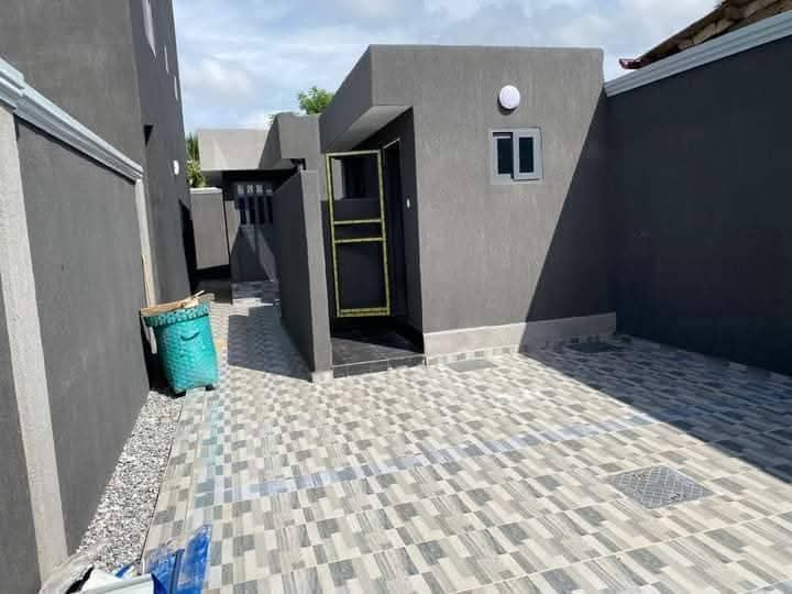 À LOUER – VILLA MEUBLÉE 4 PIÈCES (3 CHAMBRES + SALON) CLIMATISÉE AVEC JARDIN À AGOÈ FIOVI – WIFI – 600.000 FCFA/MOIS