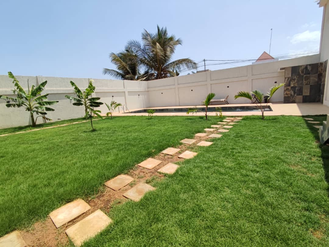 VILLA MEUBLÉE 8 PIÈCES À LOUER À ADIDOGOMÉ CARREFOUR AÏSED – NOUVELLE CONSTRUCTION