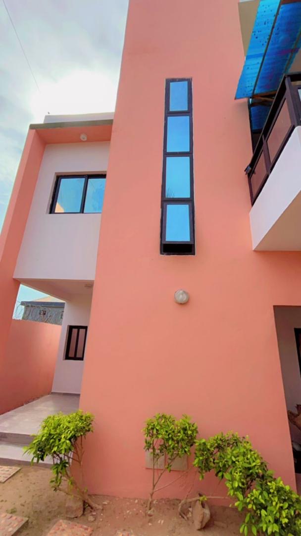 VILLA 6 PIÈCES AVEC PISCINE À VENDRE À ZANGUÉRA – 1/2 LOT – NON LOIN DE MACO