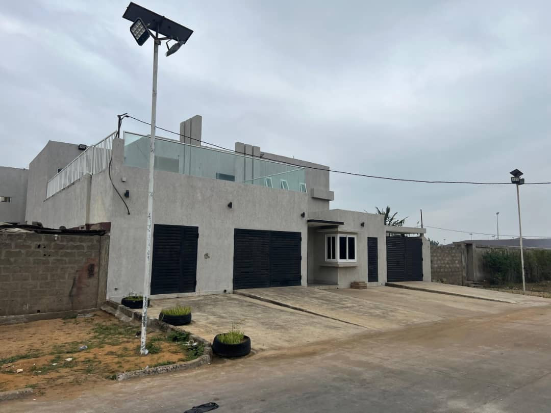 VILLA 8 PIÈCES À VENDRE À LOMÉ - BAGUIDA, CÔTÉ PLAGE