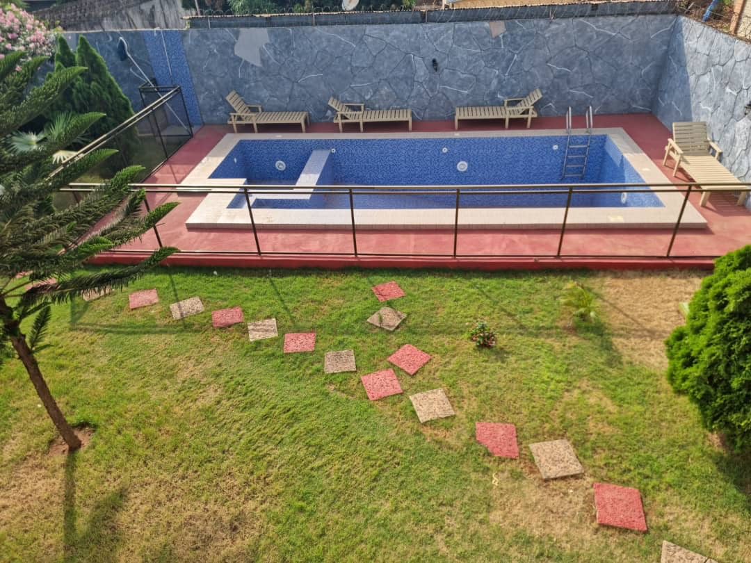 À LOUER – VILLA MEUBLÉE DUPLEX AVEC PISCINE – 6 CHAMBRES, 2 SALONS, 2 CUISINES – AGOÈ RÉSERVE – 1.300.000 F CFA/MOIS
