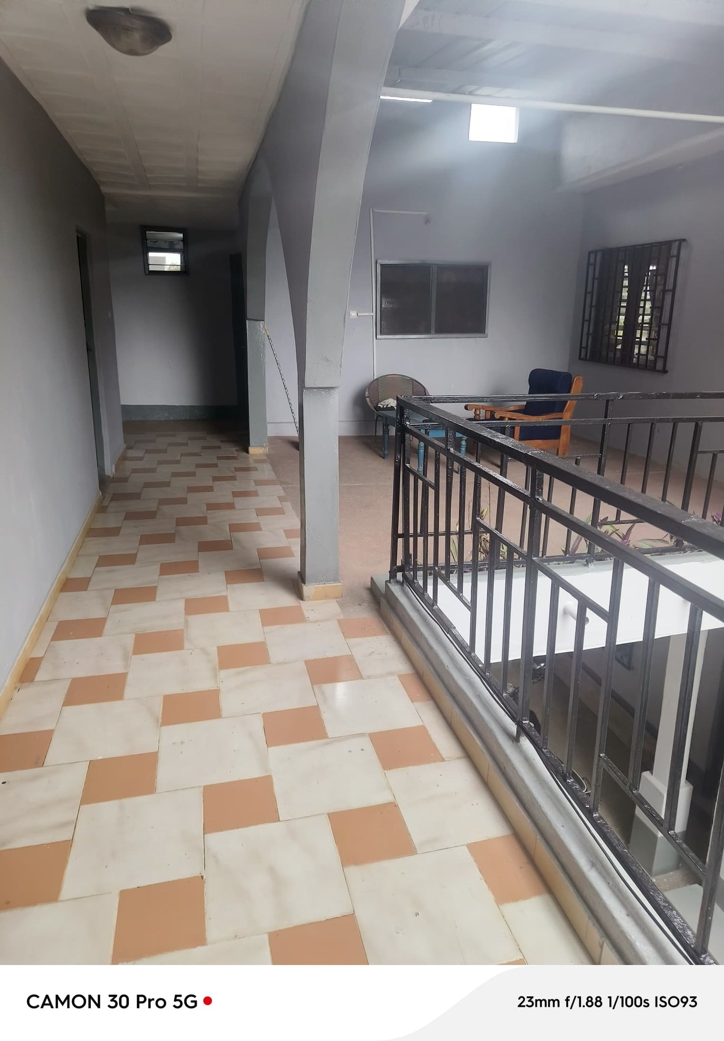MMEUBLE 19 CHAMBRES À VENDRE À TOKOIN PROTESTANT – 100M DU GOUDRON | TITRE FONCIER