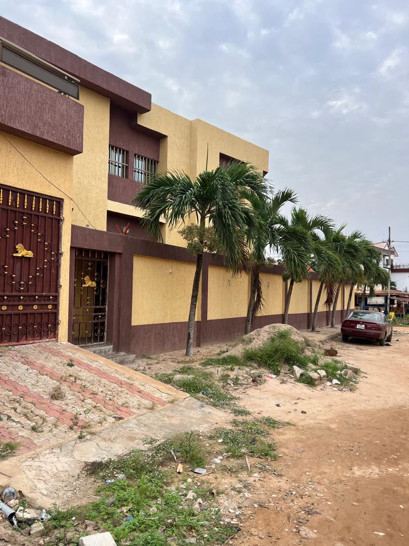 Villa R+1 de 6 chambres à louer à Tokoin – 700000 FCFA